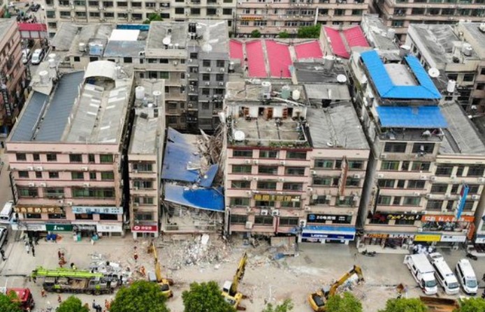 Más de 30 personas desaparecidas y decenas quedan atrapadas tras derrumbe de un edificio en China