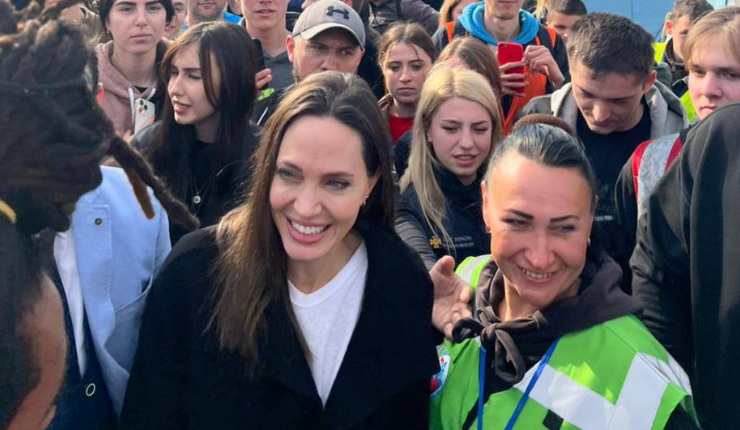 Angelina Jolie visitó Ucrania de sorpresa: Se reunió con niños heridos y voluntarios ucranianos