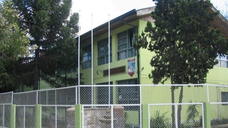 Estaba en riesgo vital: Confirman muerte de estudiante que se disparó en el patio de un liceo de Santa Cruz