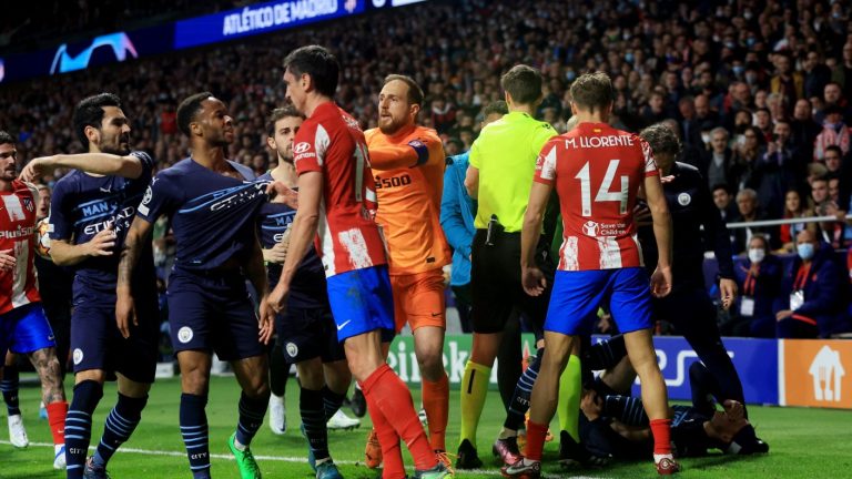 Savic vs. Aké: El choque de trenes que puso al rojo vivo el partido entre el City y el Atlético