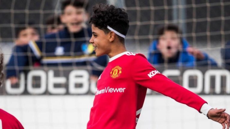 Celebró como su padre y los rivales le pidieron fotos: Así fue el debut de Cristiano Ronaldo Jr. en el Manchester United