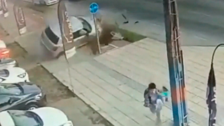 Se salvaron de milagro: Padre e hijo lograron evitar ser atropellados por un auto sin control