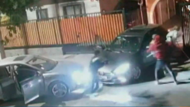 Violento portonazo: Mujer fue golpeada por delincuentes para robarle su auto