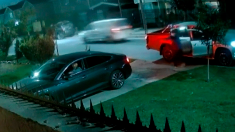 Arriesgada acción: Víctimas chocan auto de los asaltantes en portonazo