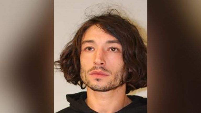 Ezra Miller fue arrestado otra vez en Hawaii por agresión