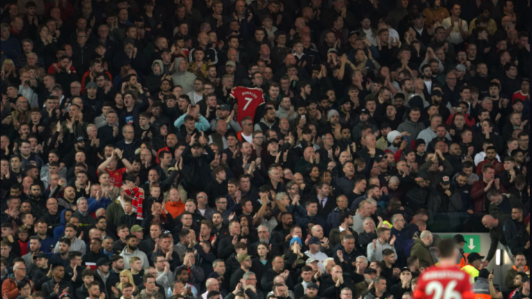 Cristiano Ronaldo “nunca caminará solo”: El emotivo homenaje de los hinchas del Liverpool al portugués tras la muerte de su hijo