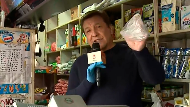 ¡Todo un experto! Julio César Rodríguez se lució atendiendo el negocio de la señora Ely