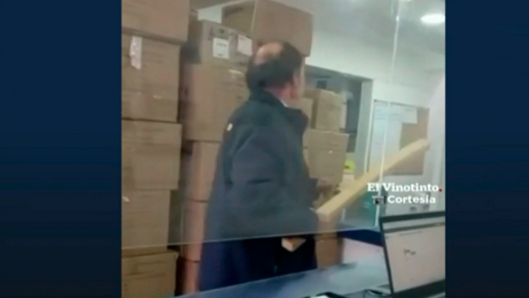 Nuevo ataque xenófobo: Captan a sujeto amenazando a trabajadores de una ferretería con un palo