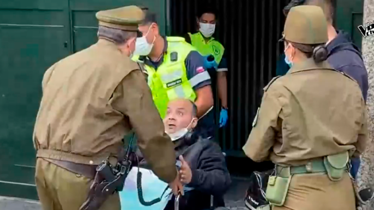 Carabineros lo impidió: Hombre en silla de ruedas intentó quemarse a lo bonzo frente a la Moneda