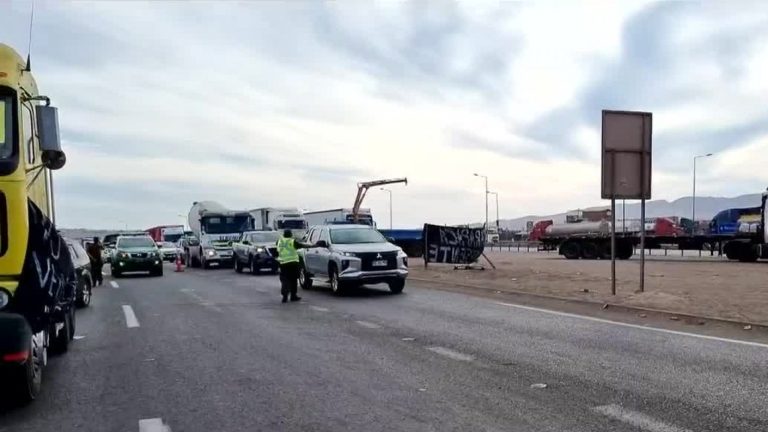 Camioneros en el norte se niegan a deponer paro hasta que un delegado presidencial hable con ellos