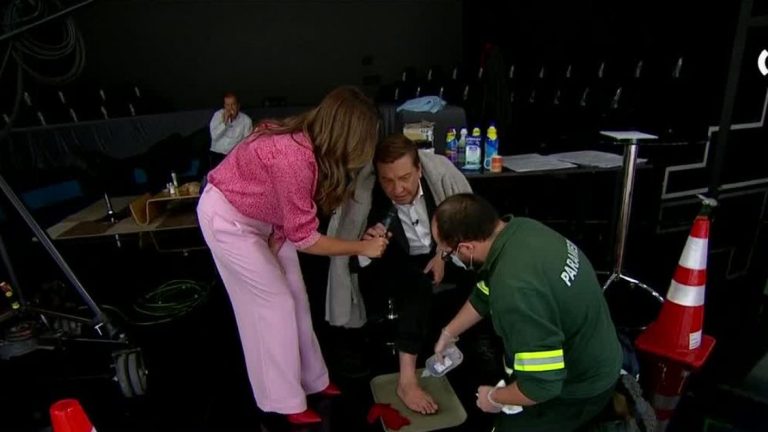 “Me va a salir una ampolla”: JC Rodríguez debió ser curado por un paramédico tras quemarse el pie con té hirviendo