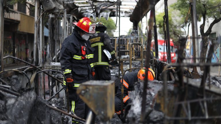 Estudiantes del liceo Barros Borgoño queman un bus del Transantiago: Hicieron bajar al chofer y a los pasajeros