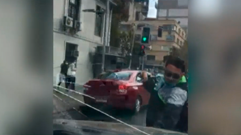 Amenazó con apuñalarlo: Taxista agredió a conductor en un acto de furia
