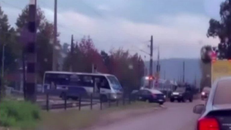 Pudo ser una tragedia enorme: Microbus no quiso esperar a que pasara el tren y casi es embestido por la máquina