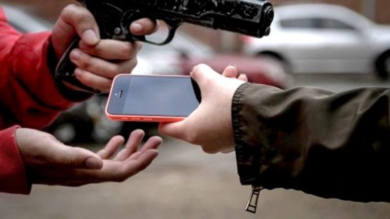 ¿Cuál es la ganancia que recibe un delincuente en el mercado negro de celulares?