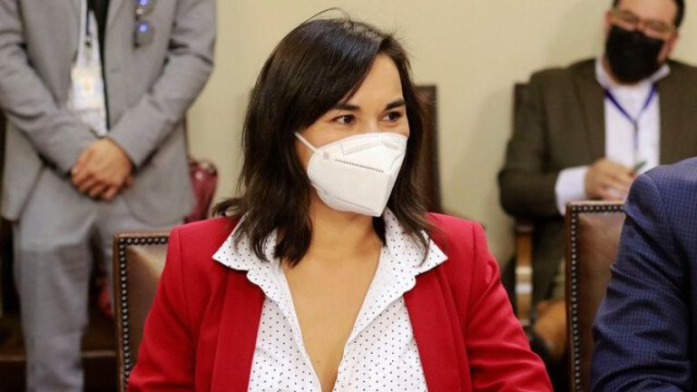 Se retractó de sus dichos: Ministra Izkia Siches pidió disculpas por polémica denuncia sobre avión con venezolanos que se devolvió