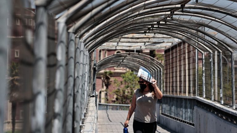 Santiago padece su primera ola de calor en 2022: ¿Cuál es la diferencia con el calor extremo?