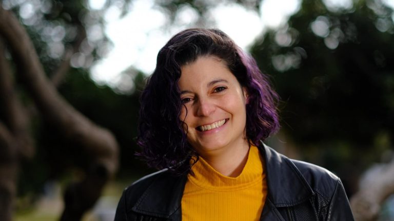 Delegada presidencial del Biobío evade a periodistas ante preguntas por ataque a carabineros en Tirúa