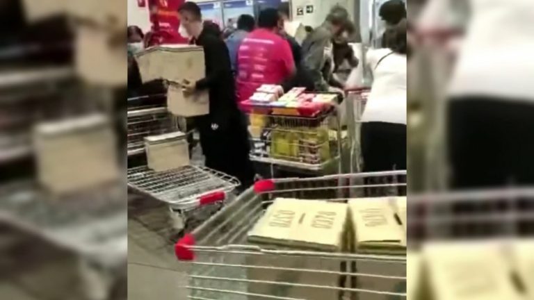 Locura total en supermercado de La Serena: Personas se pelean el aceite 