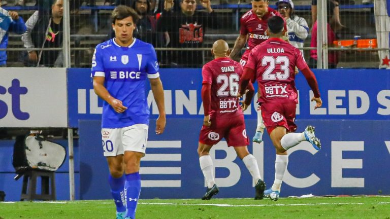 Una apática Universidad Católica cayó en San Carlos ante Deportes La Serena