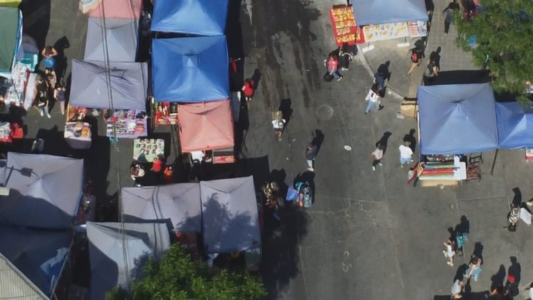 Siguen operando las mafias: El regreso de los toldos azules en el barrio Meiggs