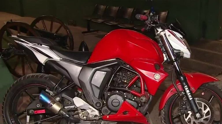 No llevaba casco: Niña de seis años se encuentra grave tras caer de una motocicleta