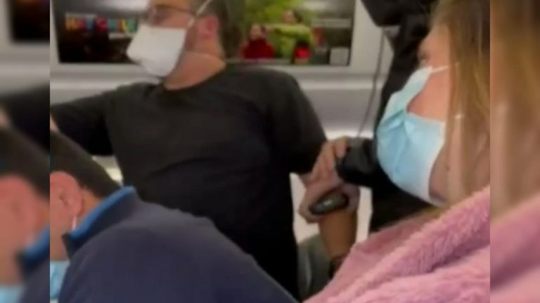 Pasajeros se toman avión en aeropuerto de Santiago