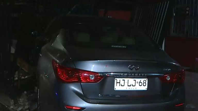 Vehículo chocó contra una casa en La Florida: Conductor venía escapando de una persecución policial