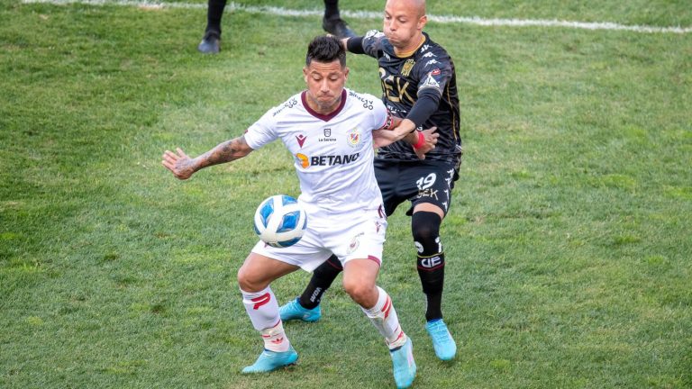 Unión Española derrotó en la agonía a Deportes La Serena y es líder exclusivo en la tabla