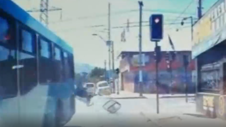 Mujer sufrió impactante caída por la ventana de un bus del Transantiago: Alertan por estado de micros