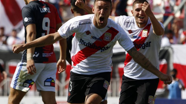 Curicó Unido se acerca a la cima en el Campeonato Nacional y hunde a Deportes Antofagasta con clara victoria