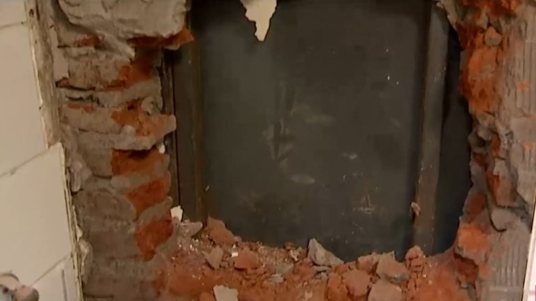 Hasta derribaron la pared: Delincuentes hicieron un forado en casa para robar banco de Quilicura