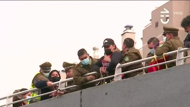 Exigen soluciones habitacionales: Manifestantes intentaron colgarse sobre paso nivel en Las Condes