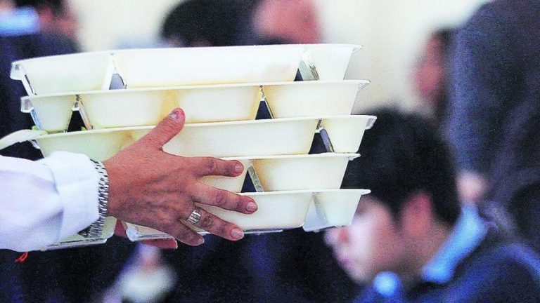 Alimentos en mal estado: Escándalo por millonarias licitaciones Junaeb en raciones escolares