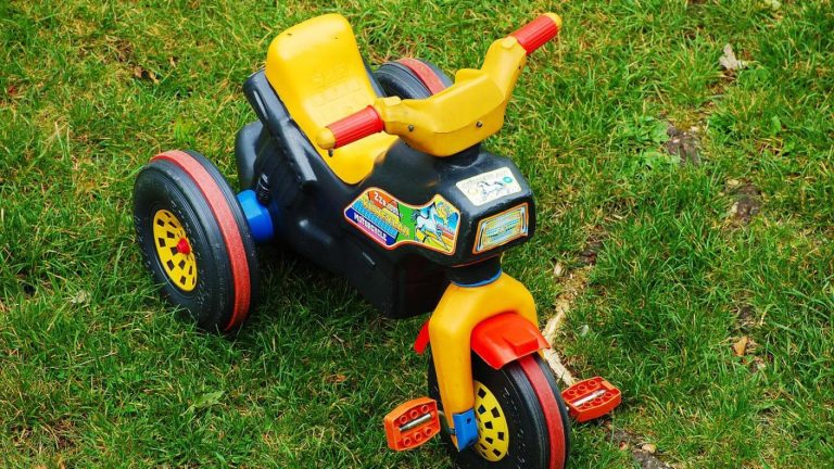 Dos niños escaparon de una guardería en motos de juguete