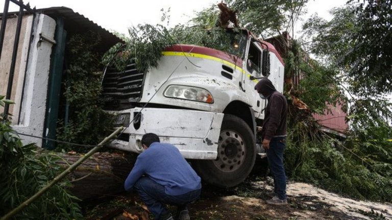 Camión quedó incrustado en el patio de una casa: Chofer iba en estado de ebriedad
