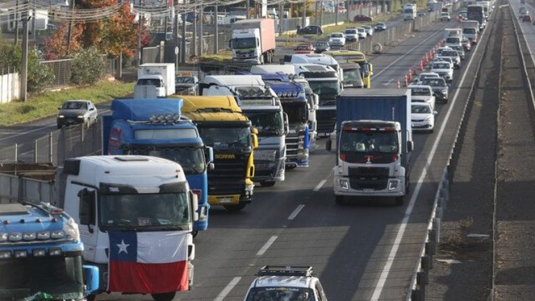 Exigen mayor seguridad: Camioneros se manifestaron en la Ruta 5 Sur