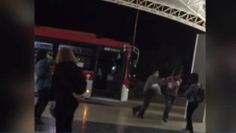 Dijo que estaba estresado: Chofer de bus golpeó violentamente a un pasajero en Intermodal Del Sol