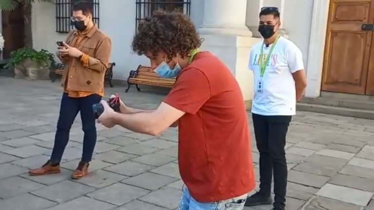 ¿Qué está grabando? Descubrieron a Luisito Comunica en el patio de La Moneda