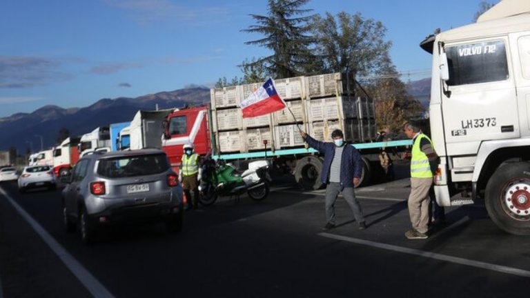 Polémica reacción: Hombre casi atropelló a Carabinero tras discutir con camioneros