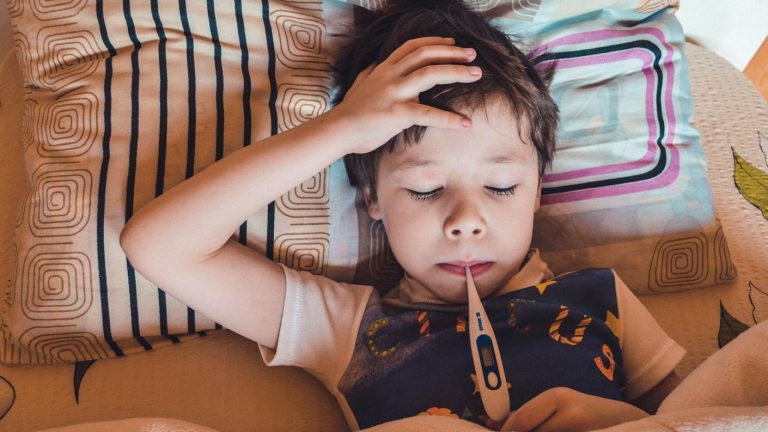 OMS informa primera muerte de niño por hepatitis infantil aguda: Casos se han reportado en 11 países