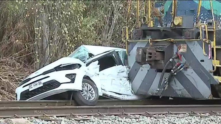No habría respetado signo Pare: Choque entre un vehículo y un tren dejó un fallecido en Melipilla