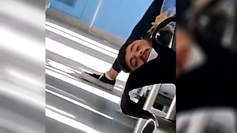 A un joven se le atoró la cabeza en el asiento del tren: Pasajeros tuvieron que esperar 20 minutos