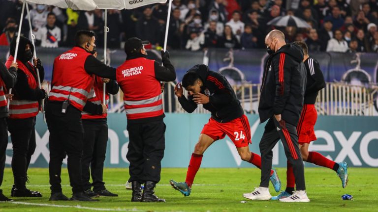 Juvenil de la U estuvo en el partido entre Colo Colo vs. River: Apoyó a Paulo Díaz y se burló del Monumental