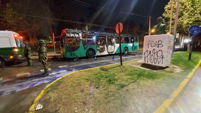 Micro es quemada por encapuchados en Ñuñoa: Reportan desvíos de tránsito en el sector