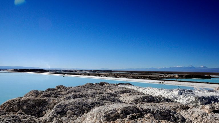 Salar de Atacama en riesgo: Tres mineras en la mira por extracción de agua