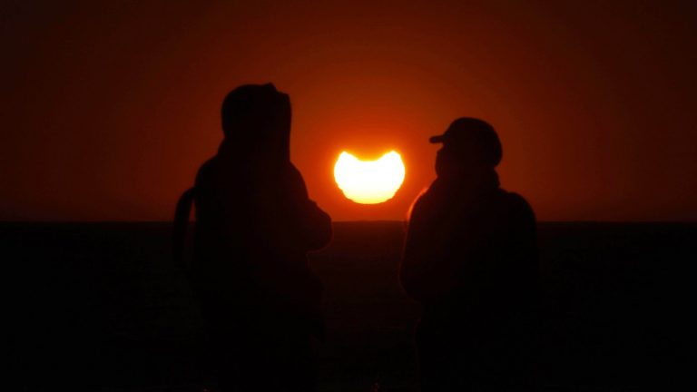 ¿Pudiste verlo?: Chilenos se detienen para mirar al cielo y presenciar un eclipse parcial de Sol