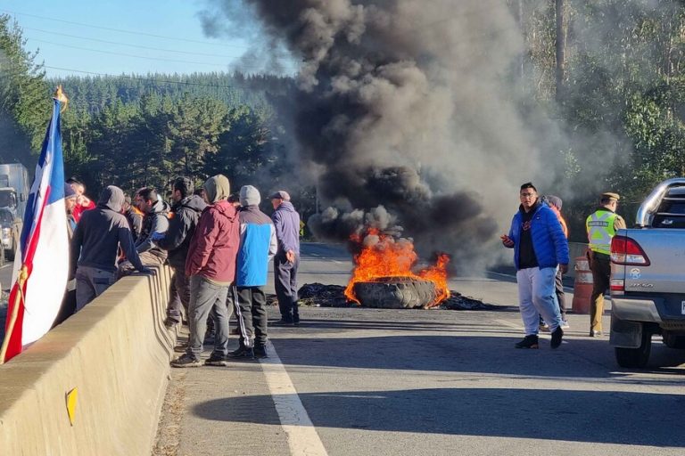 Tras ataques a camioneros: Trabajadores forestales bloquean parcialmente Ruta 160 en la Provincia de Arauco