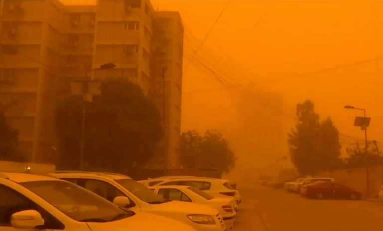 No es photoshop: La increíble tormenta de arena que tiñó todo de naranjo