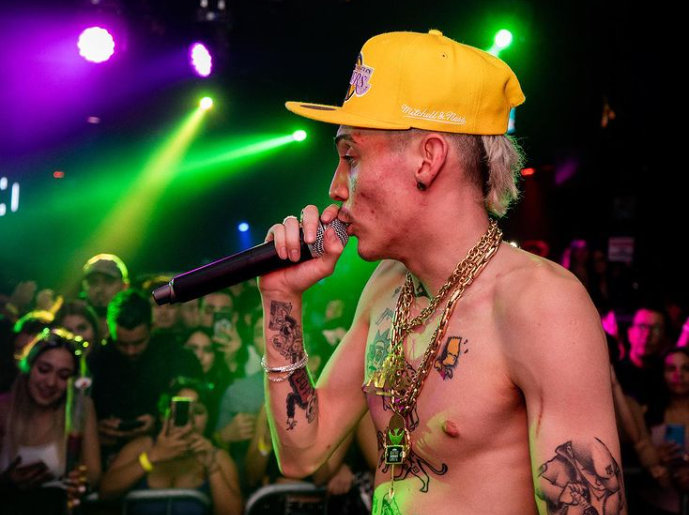 De Chile pa'l mundo: Marcianeke llena discoteque en Miami y posa con un fajo de billetes